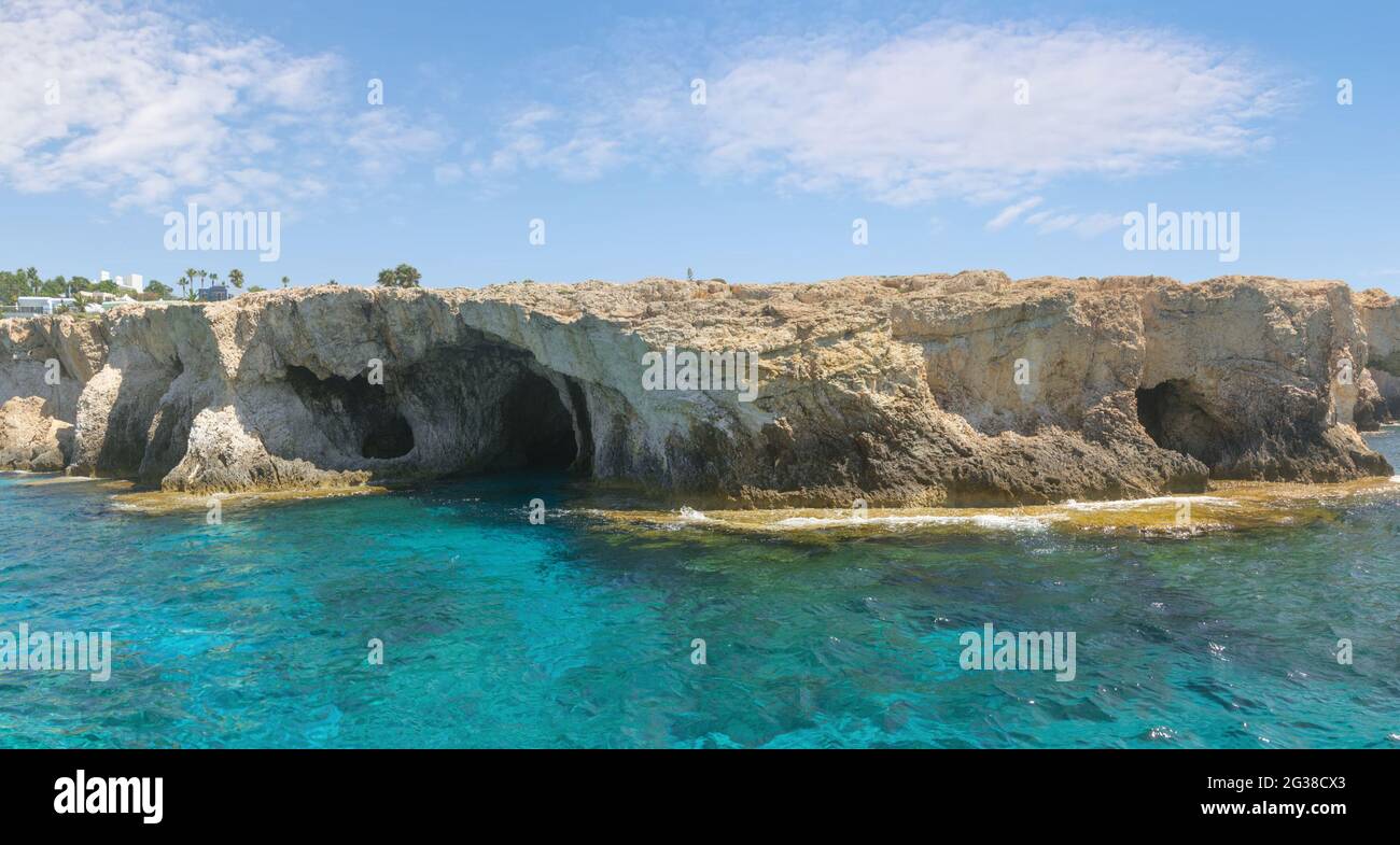 Felsklippen und azurblaues Meerwasser in der Nähe der Halbinsel Cavo Greko. Ayia Napa, Zypern. Stockfoto