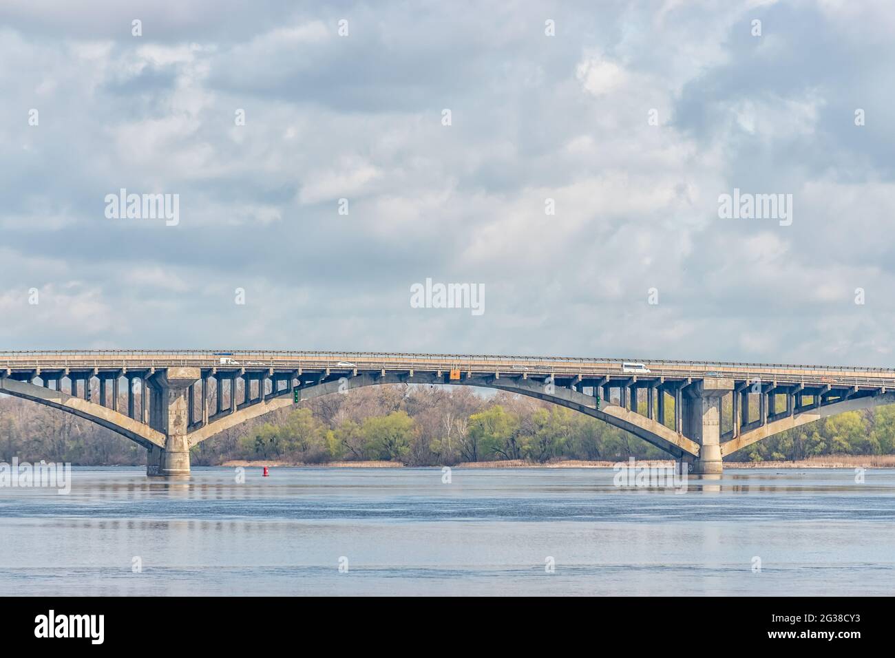Brücke Metro über den Fluss Dnipro in Kiew, Ukraine. Stockfoto