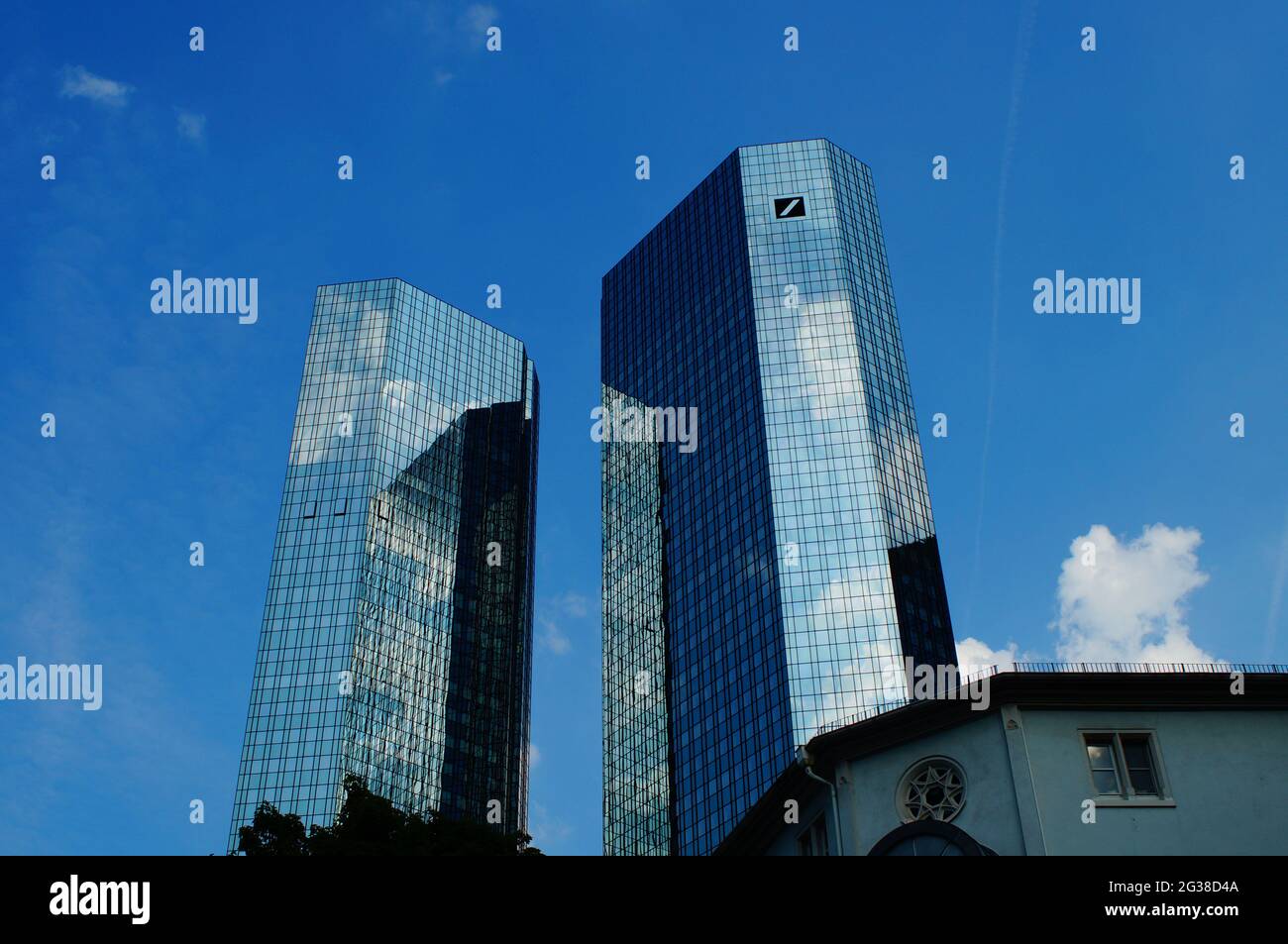 FRANKFURT, DEUTSCHLAND - 10. Jun 2021: Die Zwillingstürme der Deutschen Bank spiegeln den blau-weißen Himmel und sich selbst wider. Auch „soll und haben“ genannt, bedeutet „Credi“ Stockfoto