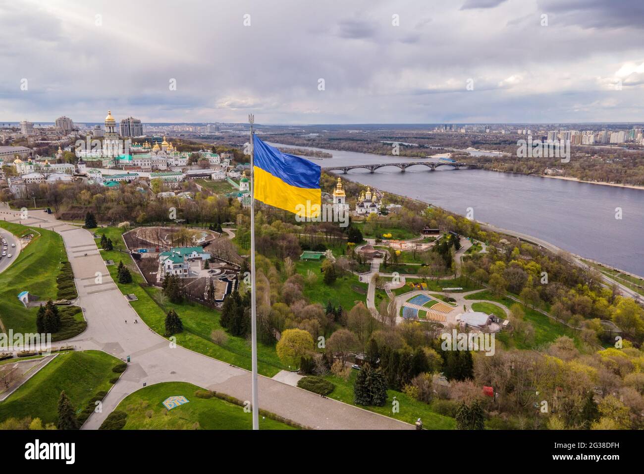 Luftaufnahme von oben durch Drohne der ukrainischen Flagge, die im Wind gegen die Stadt Kiew, Ukraine, winkt. Stockfoto