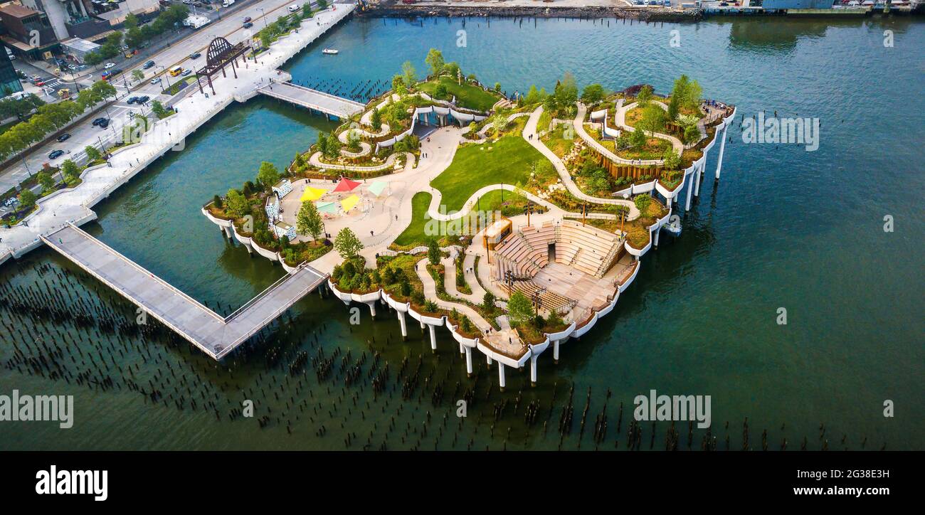 Little Island Park am Pier 55 in New York, ein künstlicher Inselpark am Hudson River westlich von Manhattan in New York City, angrenzend an den Hudson River Pa Stockfoto