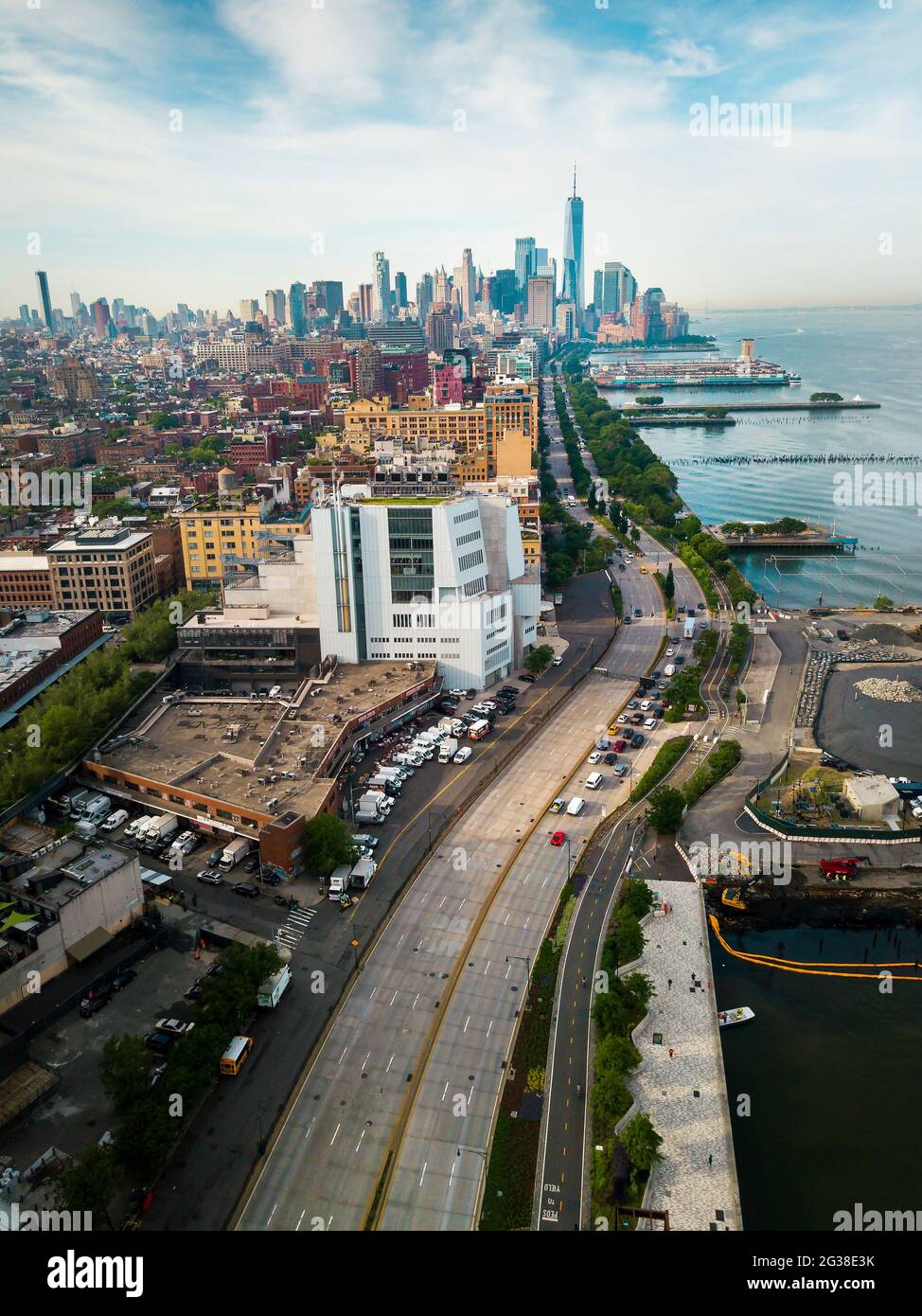 Die Skyline von Manhattan und New York am Hudson River aus der Vogelperspektive. Skyline von New York über dem Pier 55 Stockfoto