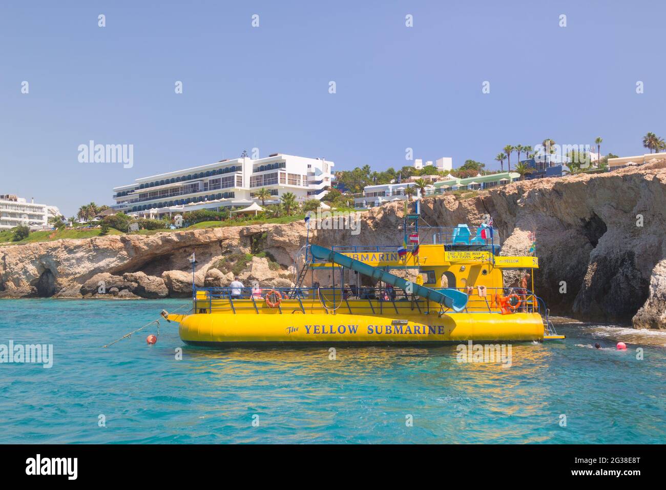 Ayia Napa, Zypern - 21. Juli 2015: Blick auf den Cavo Greko Nationalpark. Felsen, Hügel, klares blaues Wasser. Urlaub im Mittelmeer. Gelbes U-Boot mit Stockfoto