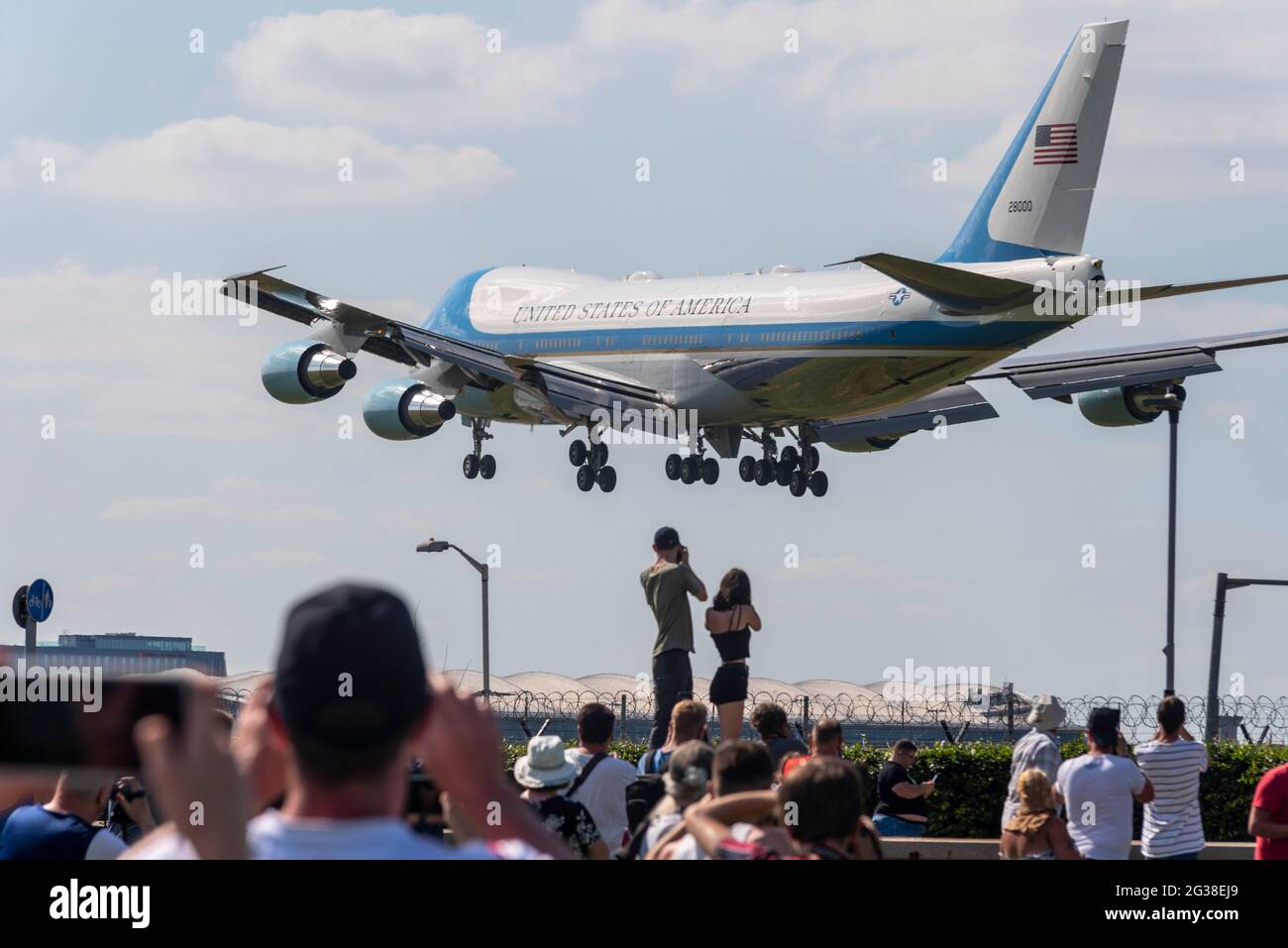 Air Force ein Flugzeug mit US-Präsident Joe Biden, der am Flughafen London Heathrow, Großbritannien, landet, um die Queen zu treffen. Enthusiasten haben sich versammelt Stockfoto