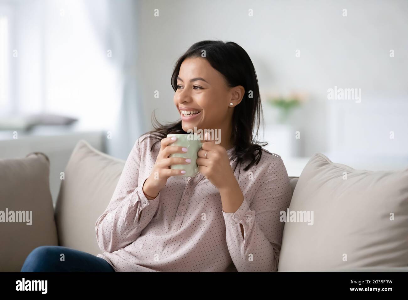 Glückliche schwarze Frau genießt Pause für Freizeit zu Hause Stockfoto