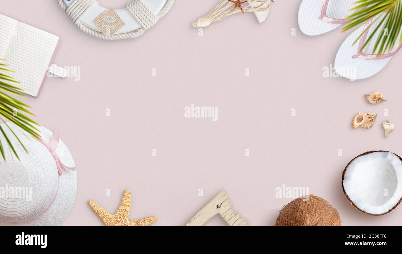 Sommer Strand Hintergrund Konzept. Zubehör auf rosa Oberfläche. Draufsicht, flach liegend Stockfoto