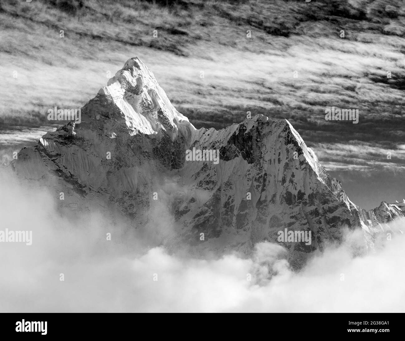 Schwarz-weiße Ansicht von Ama Dablam mit und schön Wolken - Sagarmatha Nationalpark - Khumbu Tal - Trek Zur Everest Base Cam - Nepal Stockfoto