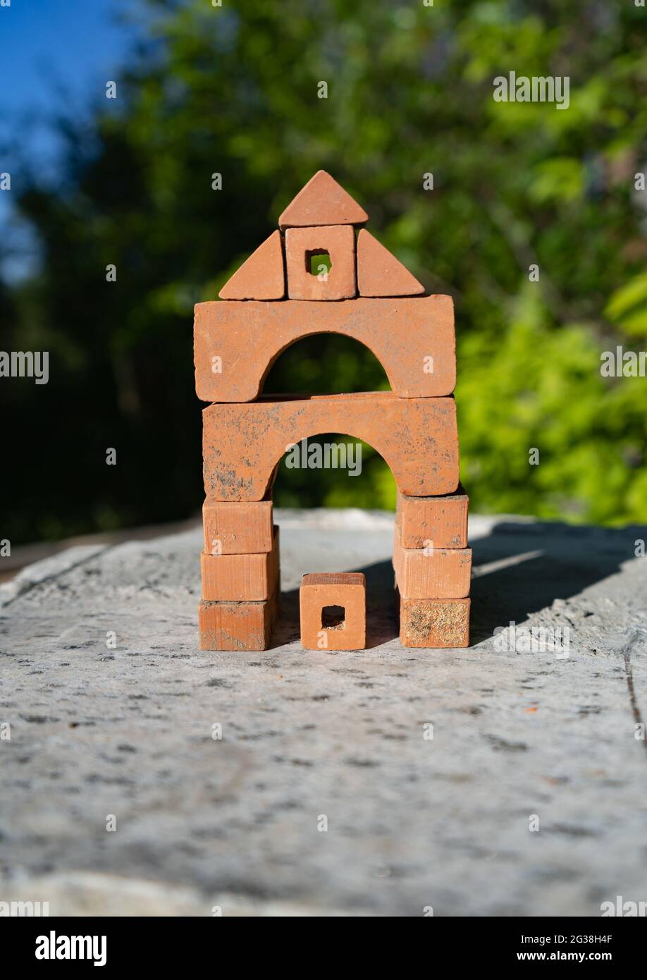 Ein Turm aus kleinen Ziegelsteinen im Freien am Sommertag. Konstruktionskonzept. Kinderspielzeug. Immobilienkonzept Stockfoto