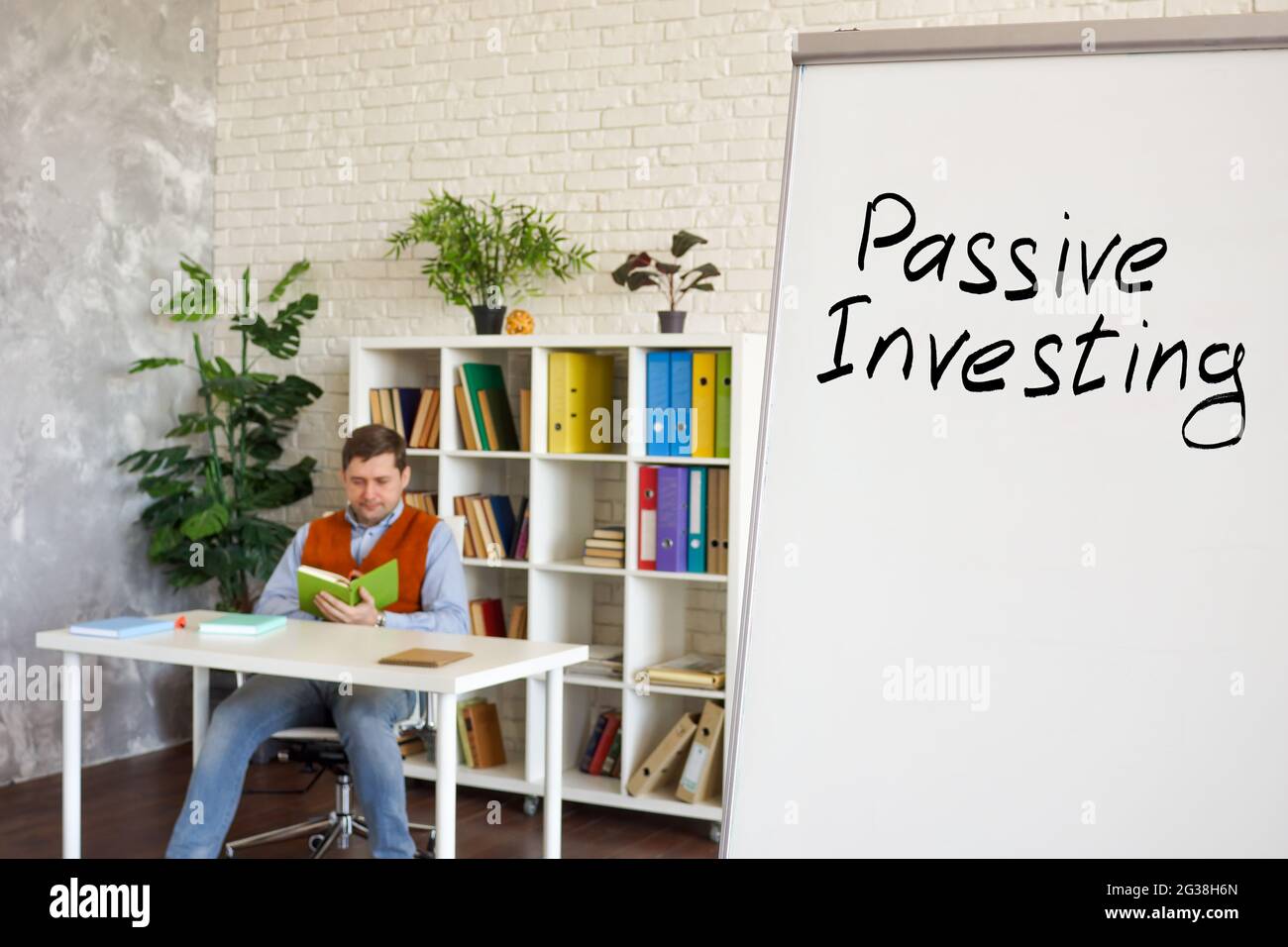 Passiv investierende Wörter auf dem Whiteboard im Raum. Stockfoto