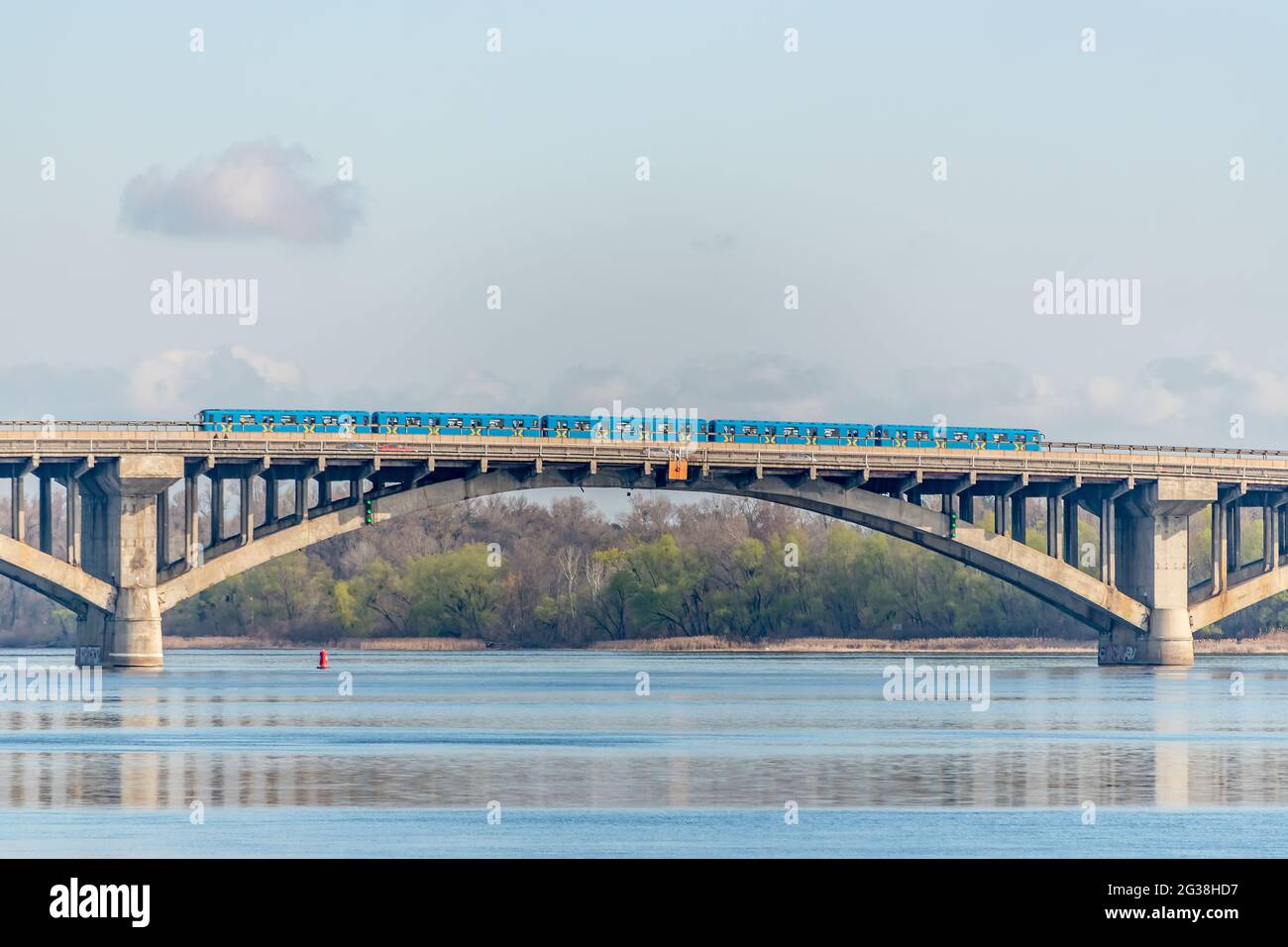 Brücke Metro über den Fluss Dnipro in Kiew, Ukraine. Stockfoto