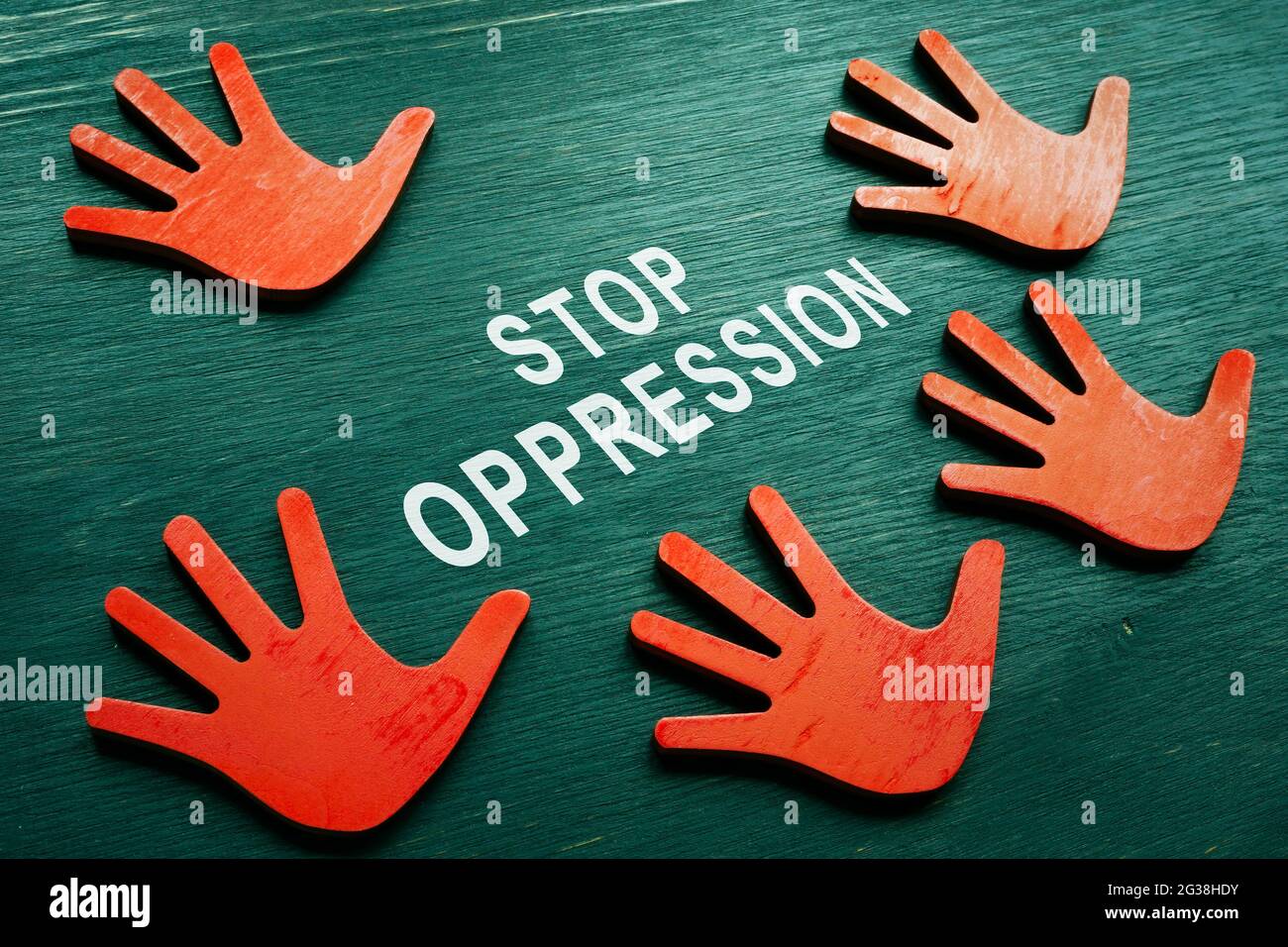 Stop Unterdrückung Konzept. Rote Hände und Phrase. Stockfoto