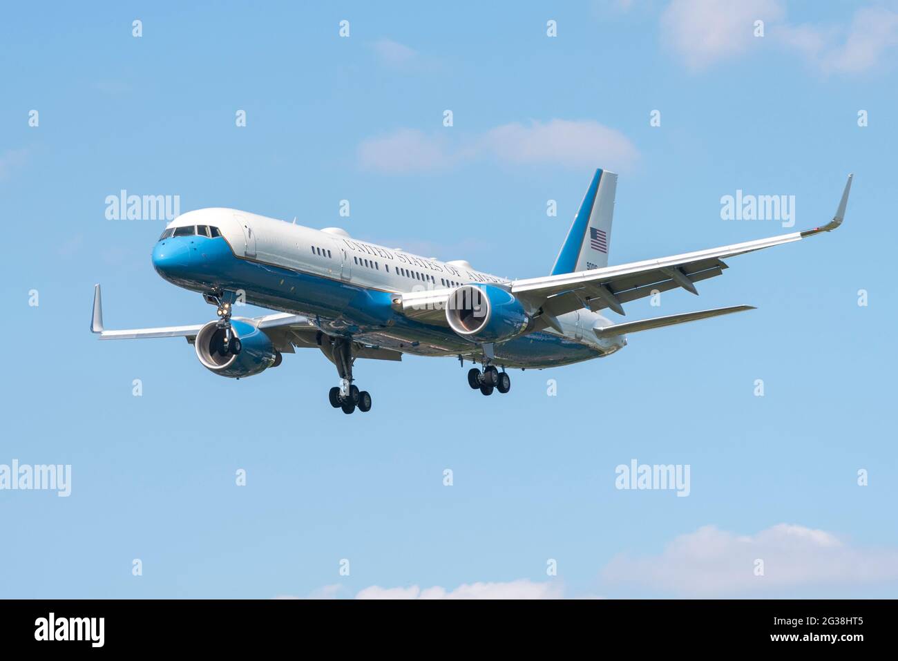 Unterstützung des Boeing C-32A-Flugzeugs für die Tour des US-Präsidenten Joe Biden, die am Flughafen London Heathrow, Großbritannien, landet, um die Queen zu treffen. Personal Stockfoto