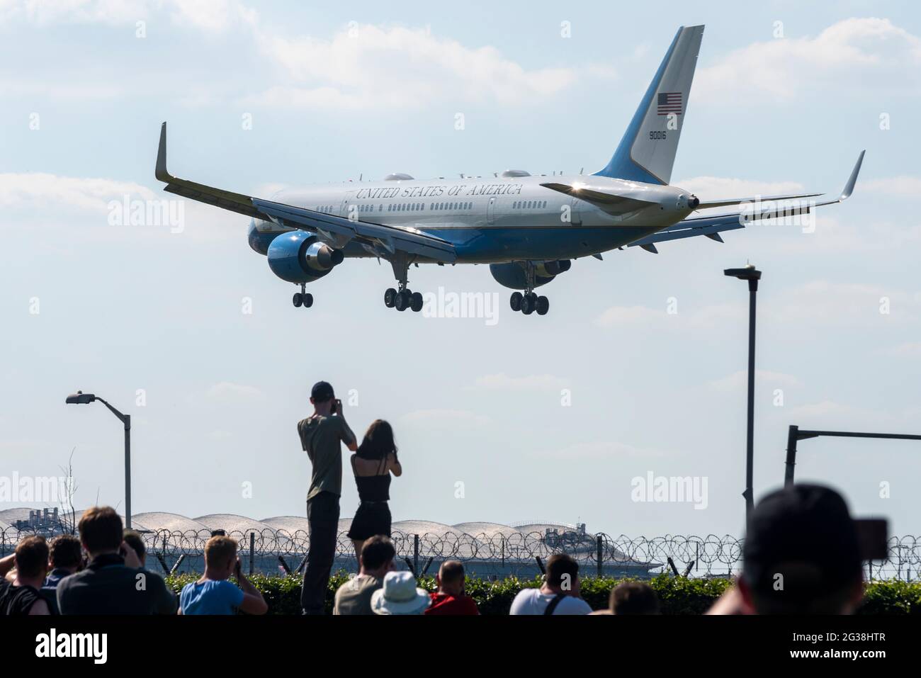 Unterstützen Sie das Boeing C-32A-Flugzeug für die Tour des US-Präsidenten Joe Biden, die am Flughafen London Heathrow, Großbritannien, landet, um den Weitertransport zur Queen zu organisieren. Menschen Stockfoto