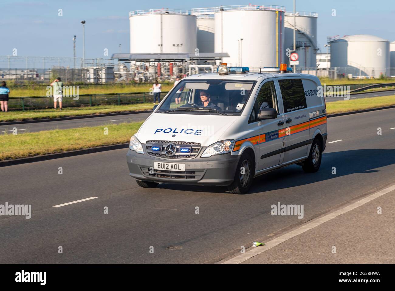 Polizeifahrzeug der Hundeabteilung auf Blues, das Menschen vorbeifährt, die darauf warten, dass Air Force One mit US-Präsident Joe Biden am Flughafen London Heathrow, Großbritannien, landet Stockfoto