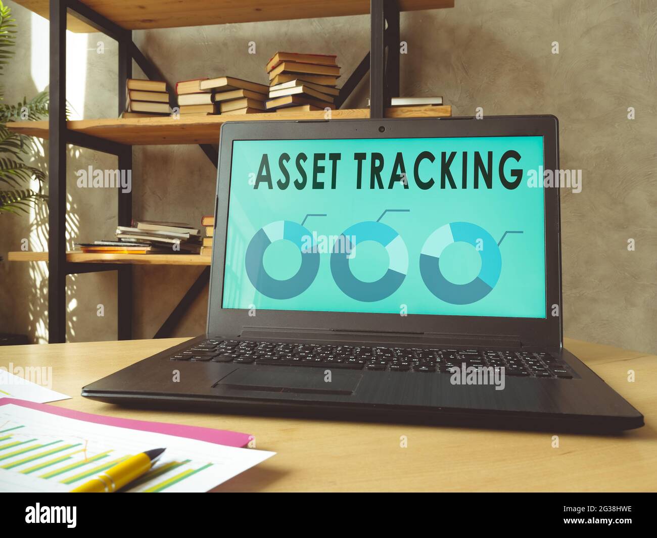 Laptop mit Asset-Tracking-Daten auf dem Bildschirm. Stockfoto