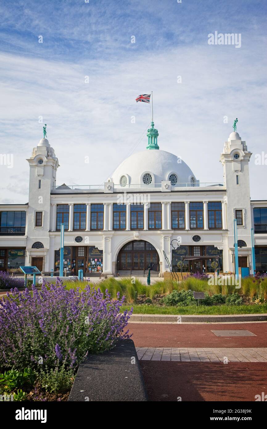 Das berühmte Renaissance-Gebäude mit einer Kuppel ist ein Restaurant- und Freizeitzentrum in Whitley Bay, North Tyneside. Stockfoto