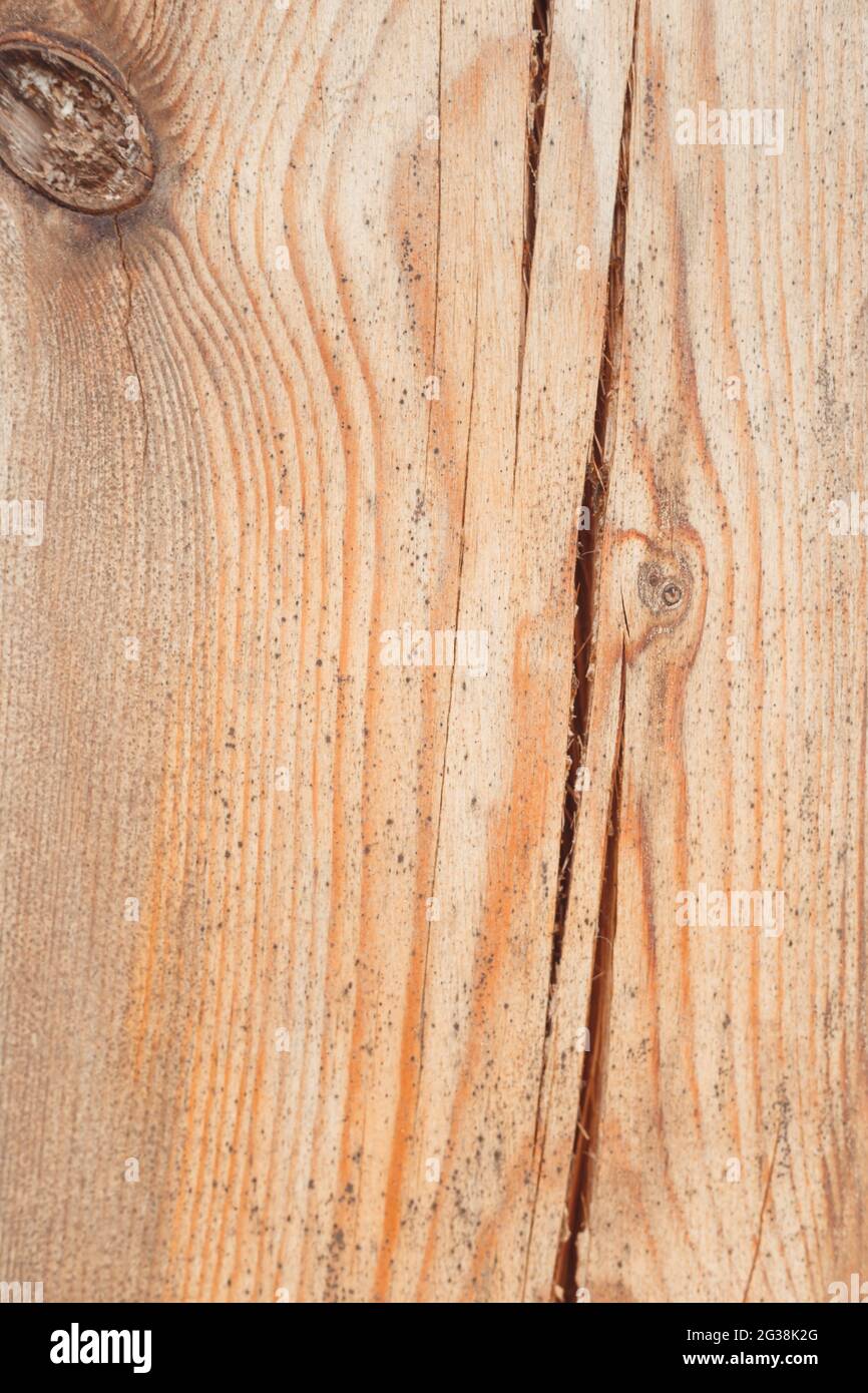 Braune Holzstruktur mit Knoten und Riss. Stockfoto