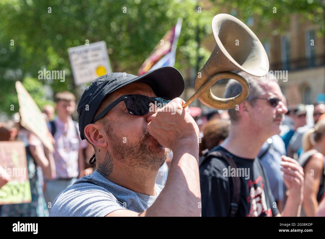 London, Großbritannien. Juni 2021. Ein Protestler bläst ein Horn gegen die ‘Wir sind der Anti-Lockdown-Protest des Widerstands vor der Downing Street, da der Premierminister eine Erklärung zur Verlängerung der bestehenden Sperrbeschränkungen abgibt, die am 21. Juni aufgrund eines Anstiegs in Covid-19-Fällen aufgehoben werden sollten. (Foto von Dave Rushen/SOPA Images/Sipa USA) Quelle: SIPA USA/Alamy Live News Stockfoto