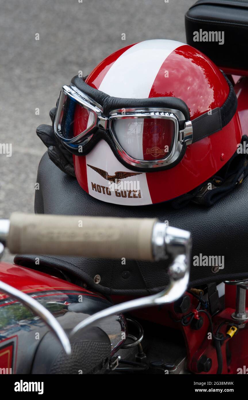 Italien, Lombardei, Treffen der Oldtimer Motorrad Helm Stockfoto