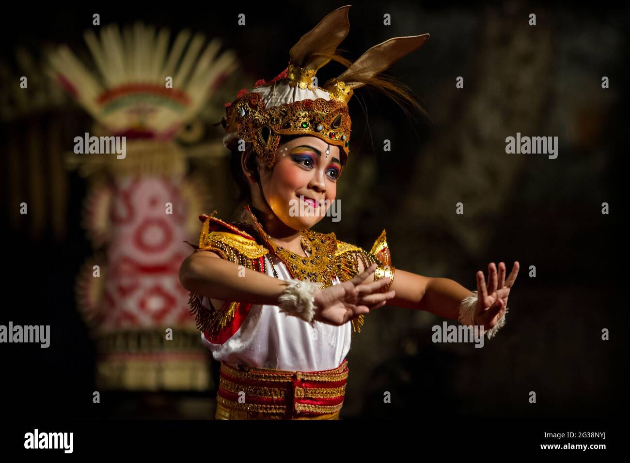 Junge Frau, die Durchführung einer traditionellen balinesischen Tanz auf der Bühne in Ubud, Bali Stockfoto