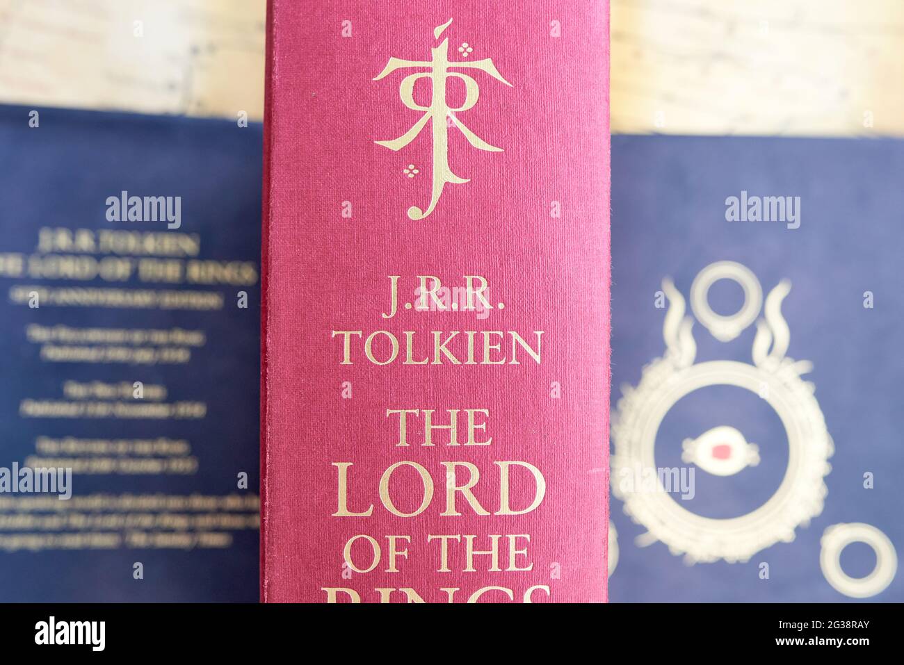 Astrachan, Russland - 06.24.2020: Das Buch des Herrn der Ringe in roter Einfassung mit einem Monogramm von Professor Tolkien auf der Wirbelsäule Stockfoto