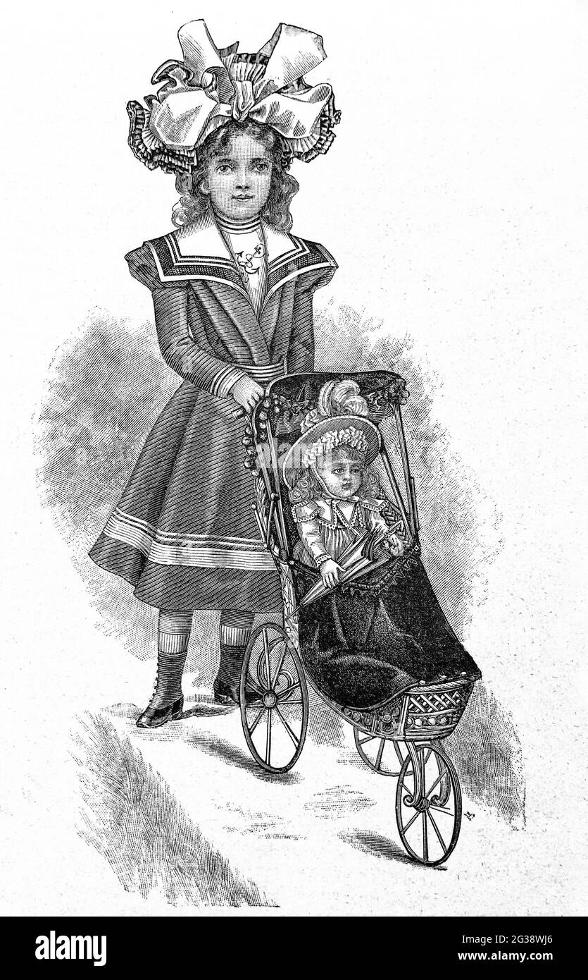 Kleine viktorianische Mädchen trägt Vintage-Kleid mit Puppe. Antike gravierte Illustration. La Mode Illustree 1899, Frankreich, Paris Stockfoto