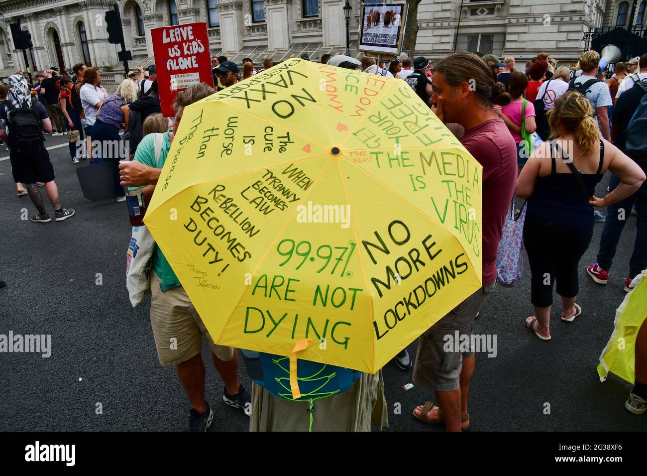London, Großbritannien. Juni 2021. Demonstranten protestieren weiterhin, bis Boris Johnson die verzögerte Sperrung bis zum 19. Juli vor der Downing Street am 14. Juni 2021 in London, Großbritannien, bestätigt. Kredit: Picture Capital/Alamy Live Nachrichten Stockfoto