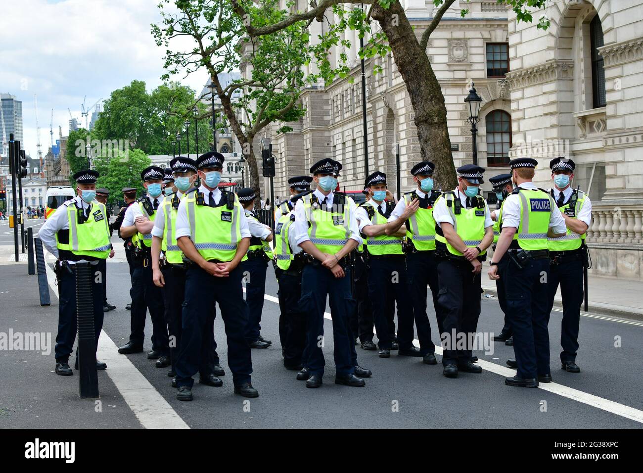 London, Großbritannien. Juni 2021. Demonstranten protestieren weiterhin, bis Boris Johnson die verzögerte Sperrung bis zum 19. Juli vor der Downing Street am 14. Juni 2021 in London, Großbritannien, bestätigt. Kredit: Picture Capital/Alamy Live Nachrichten Stockfoto