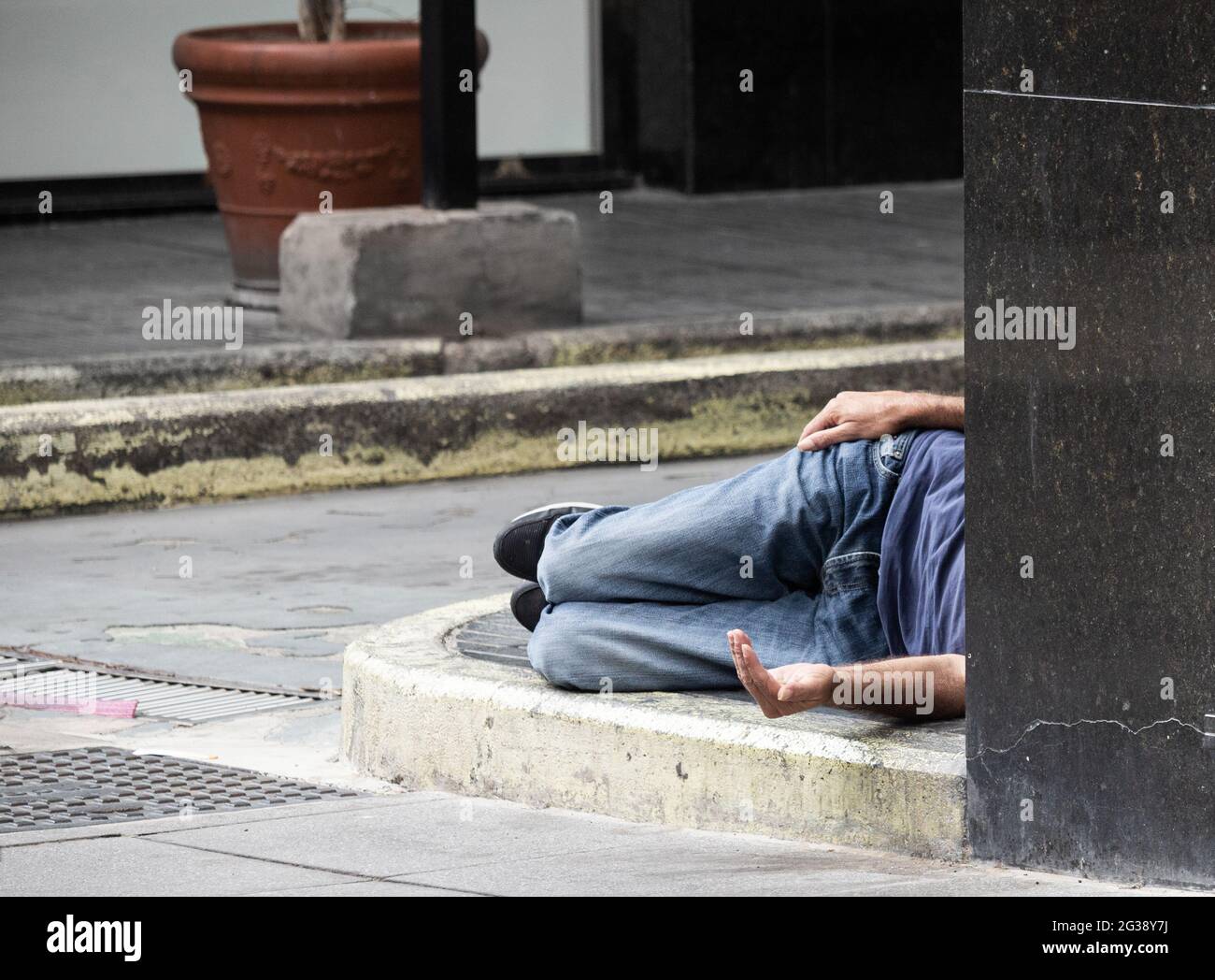 Obdachloser bettelt auf der Straße. Stockfoto