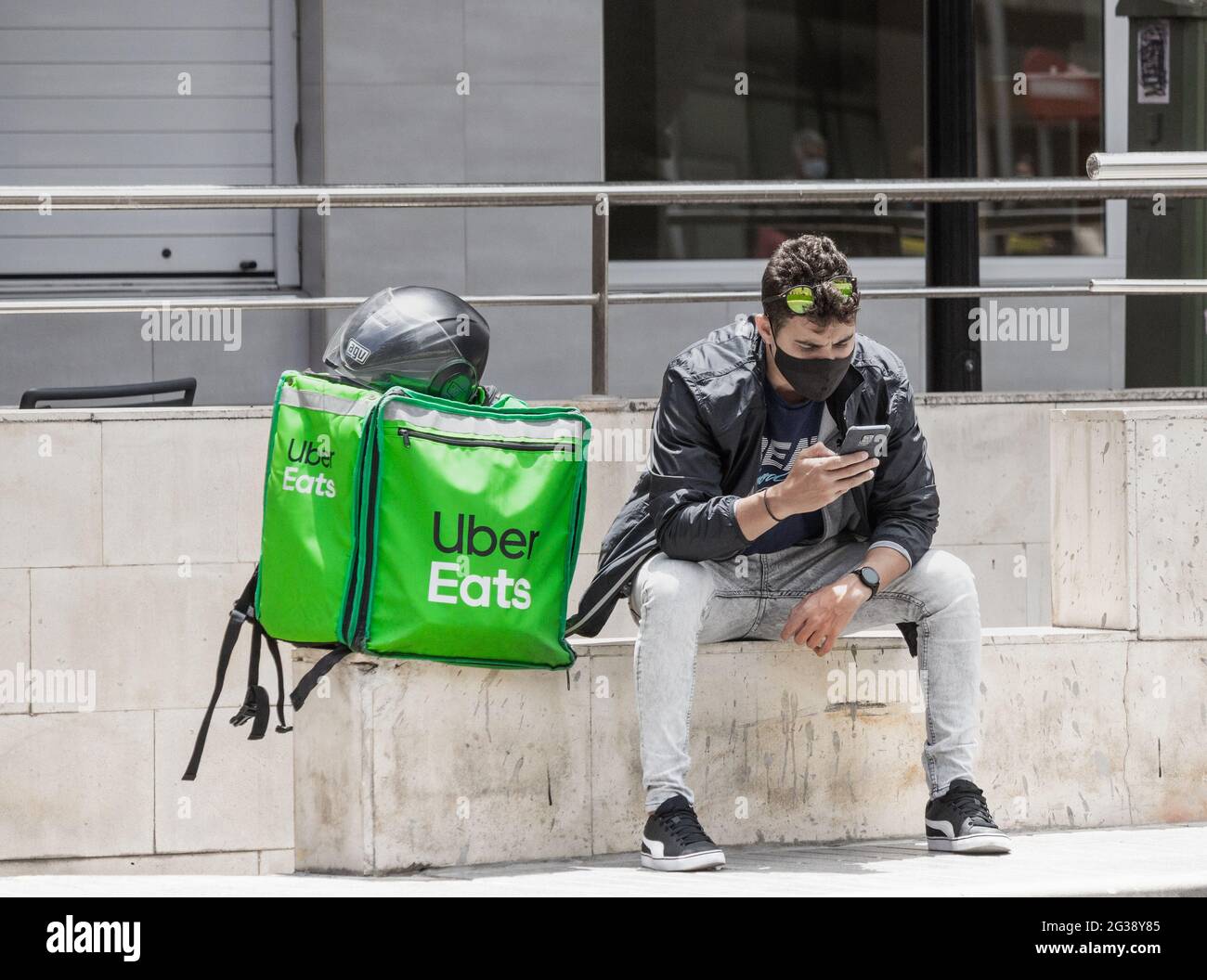 Uber isst einen Kurier, der draußen wartet. Stockfoto