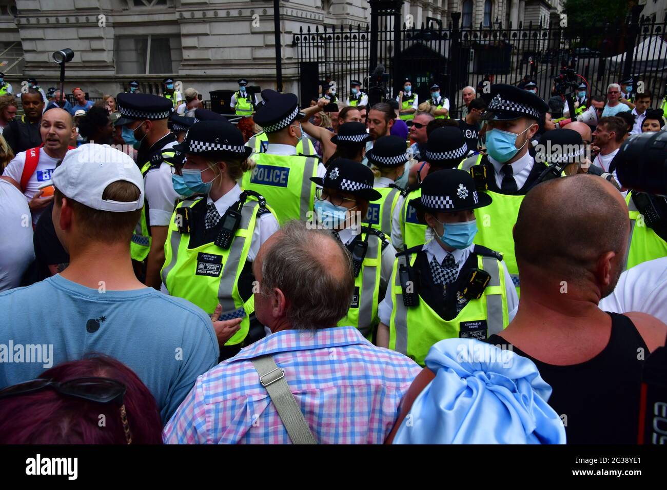 London, Großbritannien. Juni 2021. Laut munter Demonstranten, die am 14. Juni 2021 in London, Großbritannien, die Polizei vor der Downing Street 10 beschimpfen. Kredit: Picture Capital/Alamy Live Nachrichten Stockfoto