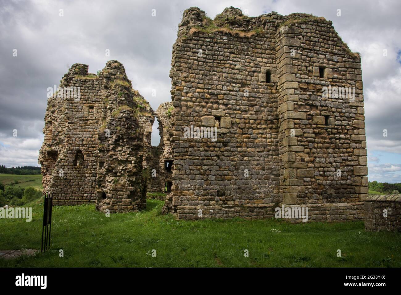 Die Ruinen der mittelalterlichen Burg Thirlwall befinden sich in der Nähe der Überreste der Hadriansmauer. Es wurde mit Steinen aus der früheren römischen Grenzbefestigung gebaut. Stockfoto