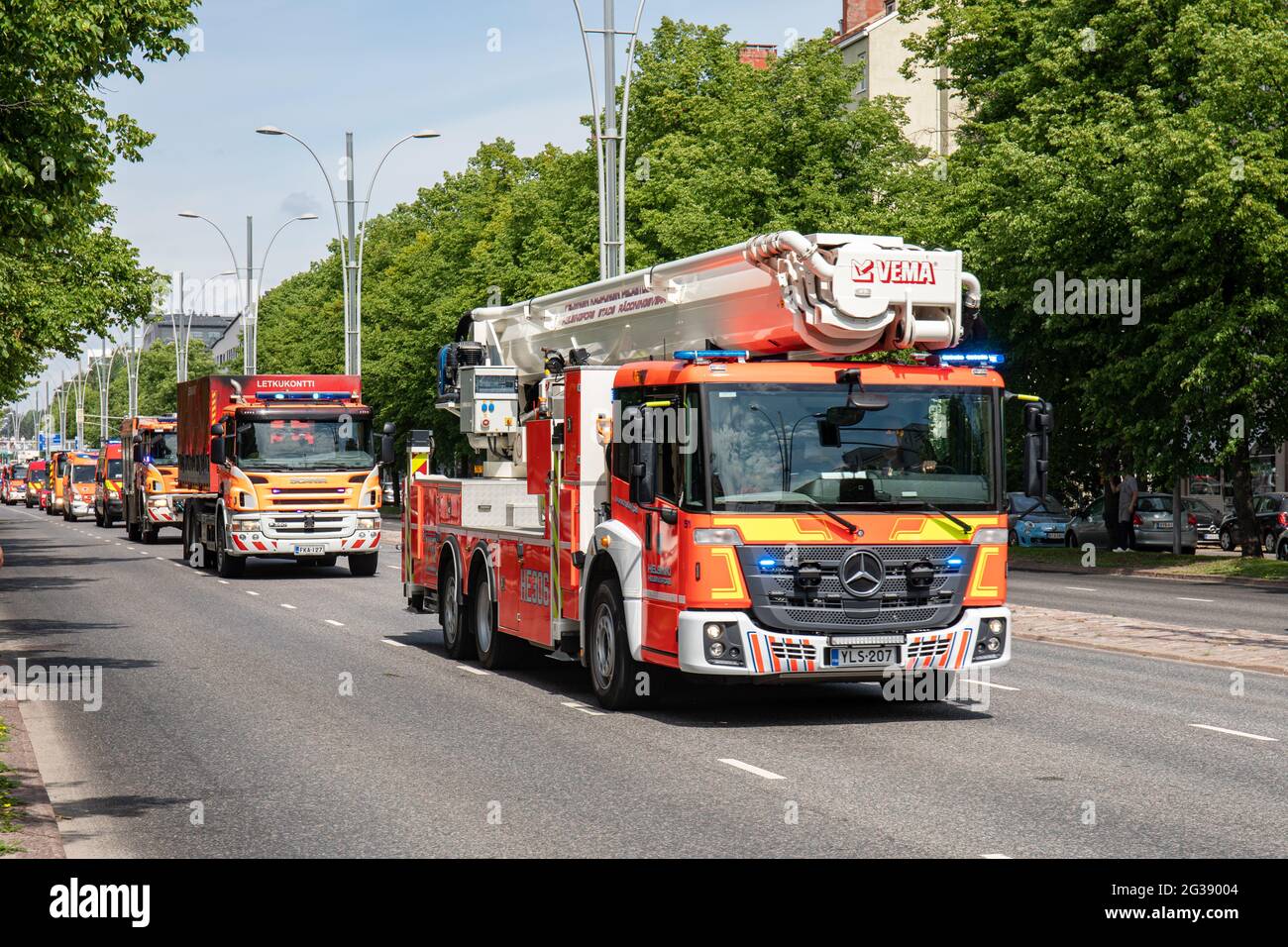 Feuerwehrfahrzeuge der Rettungsbehörde der Stadt Helsinki bei der Parade zum 160. Jahrestag im finnischen Munkkiniemi-Bezirk Stockfoto