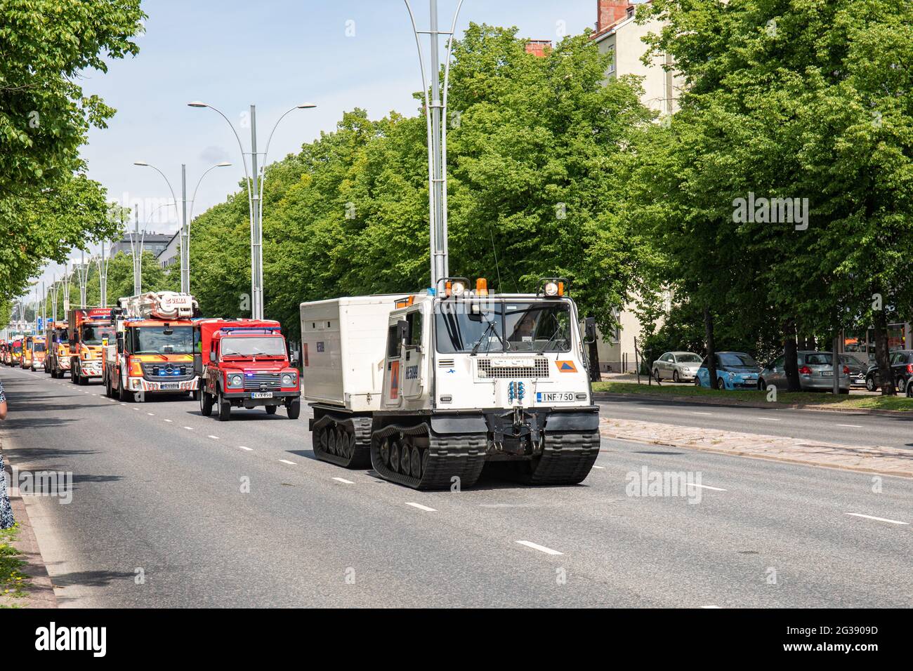 Verfolgte das hochmobile Sisu-Einsatzfahrzeug bei der Parade zum 160. Jahrestag der Rettung der Stadt Helsinki im Bezirk Munkkiniemi in Helsinki, Finnland Stockfoto