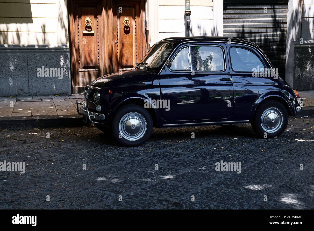 Messina, Sizilien, Italien - Juni 13 2021: Black Vintage Fiat 500 auf der Straße von Messina geparkt Stockfoto