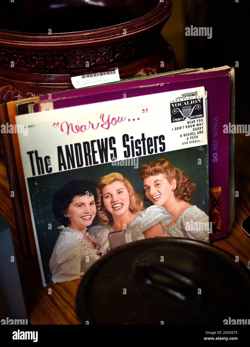 Ein Vinylalbum der Andrews Sisters mit dem Titel „Near You“, das 1958 von Vocalion Records veröffentlicht wurde und in einem Antiquitätengeschäft in New Mexico verkauft wird. Stockfoto