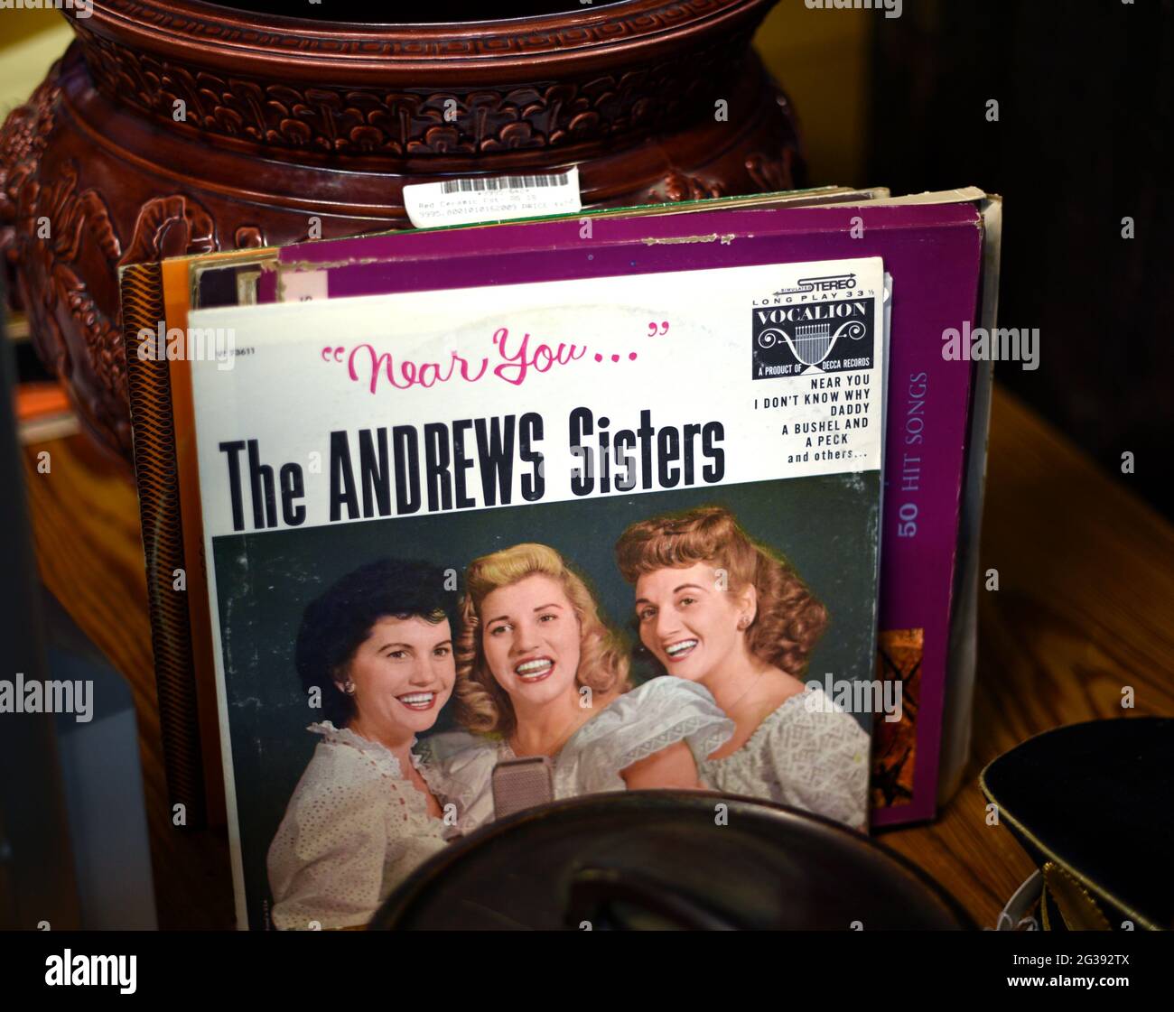 Ein Vinylalbum der Andrews Sisters mit dem Titel „Near You“, das 1958 von Vocalion Records veröffentlicht wurde und in einem Antiquitätengeschäft in New Mexico verkauft wird. Stockfoto