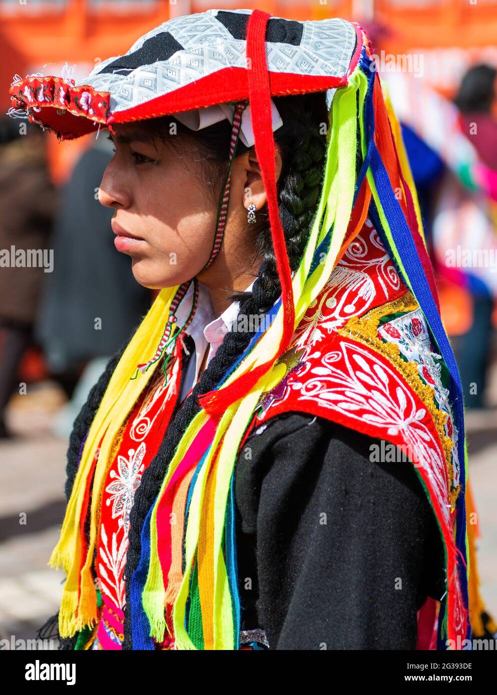 Indigene peruanische Quechua-Frau in traditioneller Kleidung während des Sonnenfestes Inti Raymi in Cusco, Peru. Stockfoto