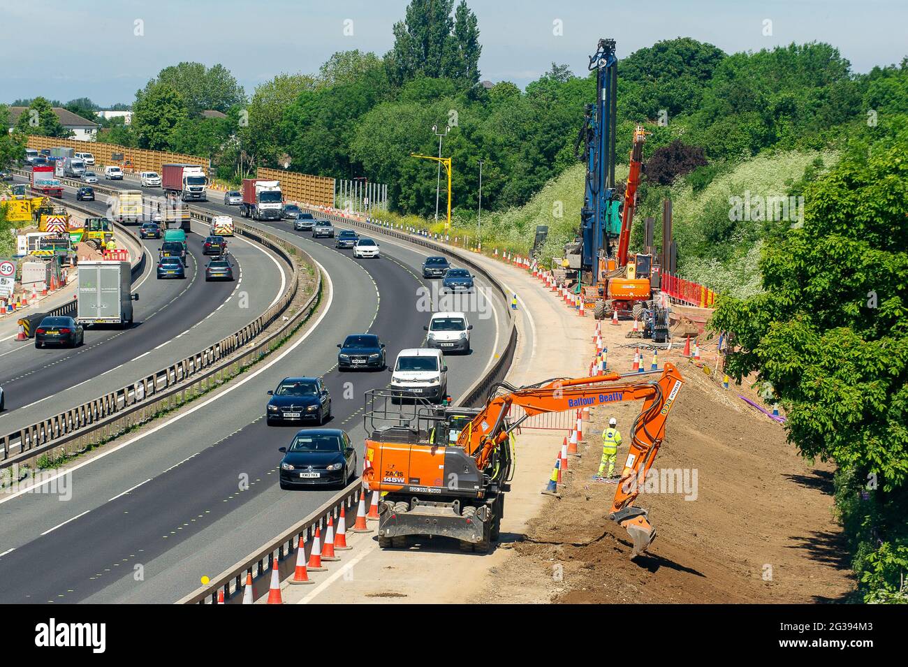 Slough, berkshire, Großbritannien. Juni 2021. Die M4 wird zu einer Smart Motorway mit All-Lane-Running (ALR) ausgebaut. In Slough in der Nähe von Datchet gibt es noch ein riesiges Gelände auf Feldern, auf denen früher Pferde grasen. Das Gebiet ist nach dem Abriss der bestehenden Brücke über die M4 nun nicht mehr erkennbar. In den letzten 5 Jahren hat es in Großbritannien 38 Tote auf intelligenten Autobahnen gegeben. Jüngste Statistiken haben gezeigt, dass die Sterberate auf intelligenten Autobahnen im Jahr 2019 um 8 % höher war als auf herkömmlichen Autobahnen. Quelle: Maureen McLean/Alamy Stockfoto