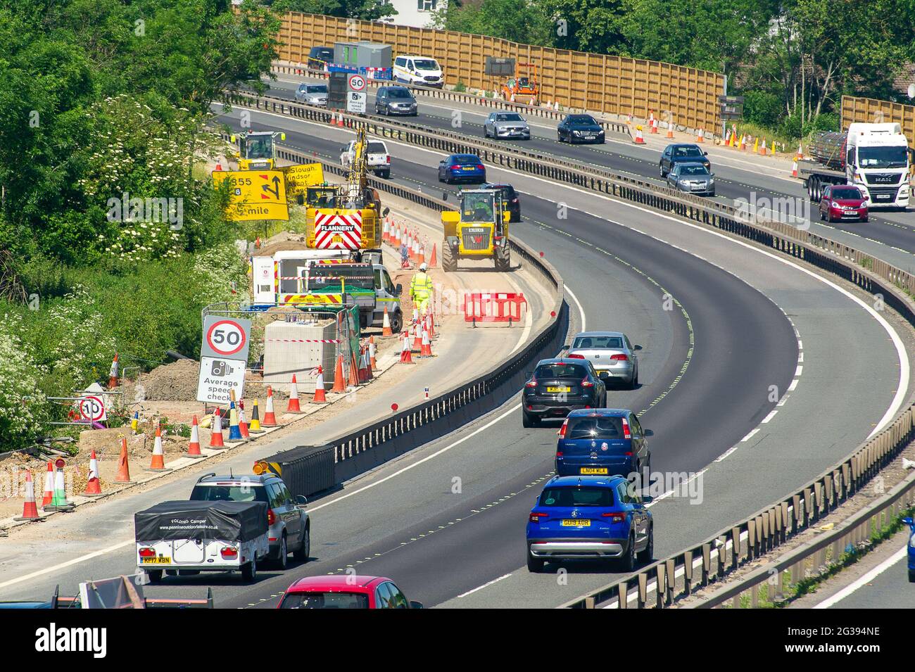 Slough, berkshire, Großbritannien. Juni 2021. Die M4 wird zu einer Smart Motorway mit All-Lane-Running (ALR) ausgebaut. In Slough in der Nähe von Datchet gibt es noch ein riesiges Gelände auf Feldern, auf denen früher Pferde grasen. Das Gebiet ist nach dem Abriss der bestehenden Brücke über die M4 nun nicht mehr erkennbar. In den letzten 5 Jahren hat es in Großbritannien 38 Tote auf intelligenten Autobahnen gegeben. Jüngste Statistiken haben gezeigt, dass die Sterberate auf intelligenten Autobahnen im Jahr 2019 um 8 % höher war als auf herkömmlichen Autobahnen. Quelle: Maureen McLean/Alamy Stockfoto