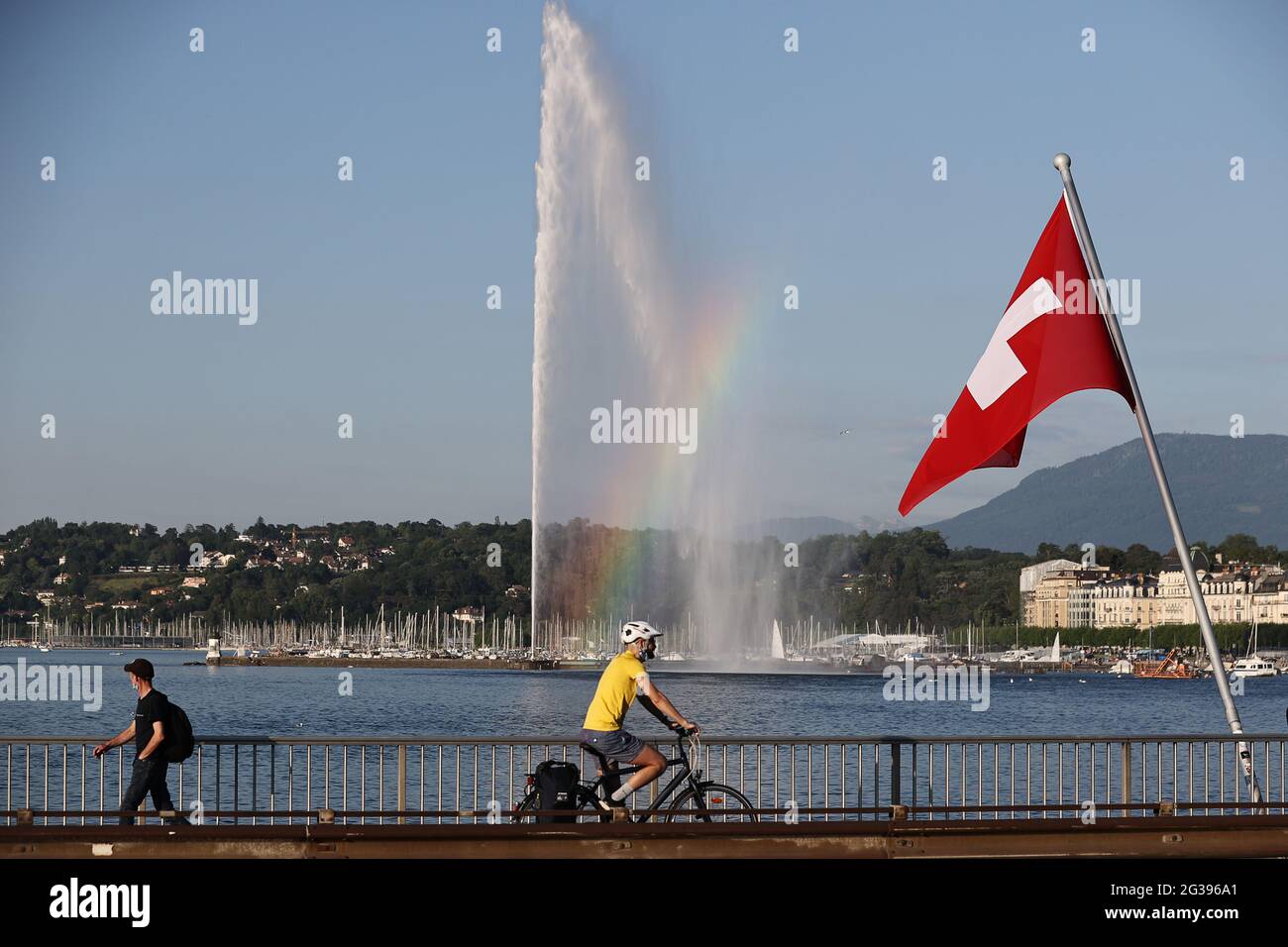 Genf, Schweiz. Juni 2021. Ein Radfahrer fährt entlang der Uferpromenade.  Ein Treffen zwischen dem russischen Präsidenten Wladimir Putin und dem  US-Präsidenten Joe Biden ist für den 16. Juni 2021 in Genf geplant.