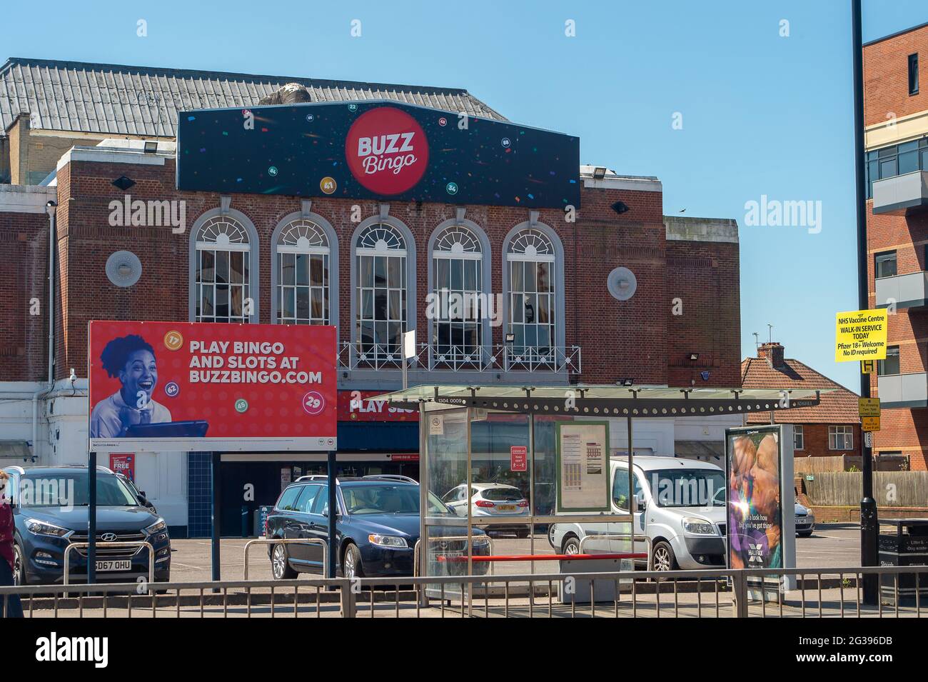 Slough, berkshire, Großbritannien. Juni 2021. Buzz Bingo hat wieder geöffnet. Nach einem Anstieg der neuen indischen Covid-19-Variante, die sich in Teilen Großbritanniens ausweiten wird, steigt die Zahl der positiven Covid-19-Fälle in Slough. Surge-Tests in Teilen von Slough sollen ab Mittwoch dieser Woche beginnen. Der Rat von Slough Borough hat bestätigt, dass die Raten bei Kindern im Schulalter viel höher sind. Boris Johnson wird heute Abend ankündigen, dass die Aufhebung aller Sperrbeschränkungen um einen weiteren Monat verzögert werden soll. Quelle: Maureen McLean/Alamy Stockfoto