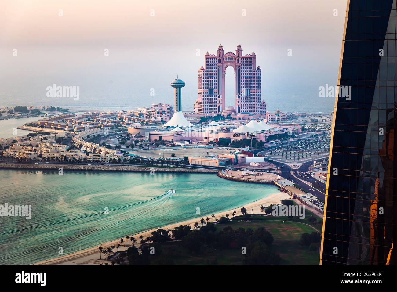 Al Marina Insel und Einkaufszentrum in der Innenstadt von Abu Dhabi in den Vereinigten Arabischen Emiraten bei Sonnenuntergang aus einem hohen Winkel Stockfoto