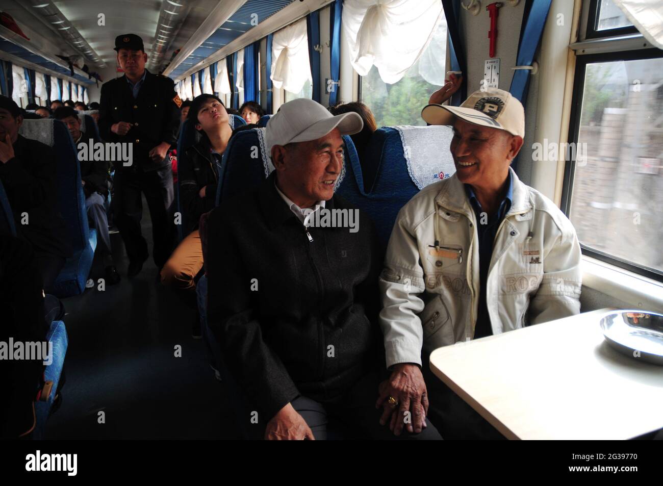 Gao Chuoling, der fest an Kuomintang glaubt, und Gao Chuozhi, ein Bruder, der sein ganzes Leben für die kommunistische Partei gewidmet hat, fahren mit dem Zug von Qujing nach Kunming, bevor er in das Flugzeug zurück nach Thailand fliegt, um dem Traum seines Bruders Gao Chuozhi zu folgen, Die er am meisten liebt. Es ist ein Traum, seine verblindete Schwester in Thailand zu besuchen, die er seit 60 Jahren verlassen hat. Dies ist das erste Mal, dass die beiden Brüder gemeinsam eine lange Strecke zurücklegen. Nachdem Gao Chuozhi nach China zurückgekehrt ist, wissen beide nicht, ob sie sich wieder treffen werden. Die Körper, die mit dem Alter verschlissen sind, können c haben Stockfoto