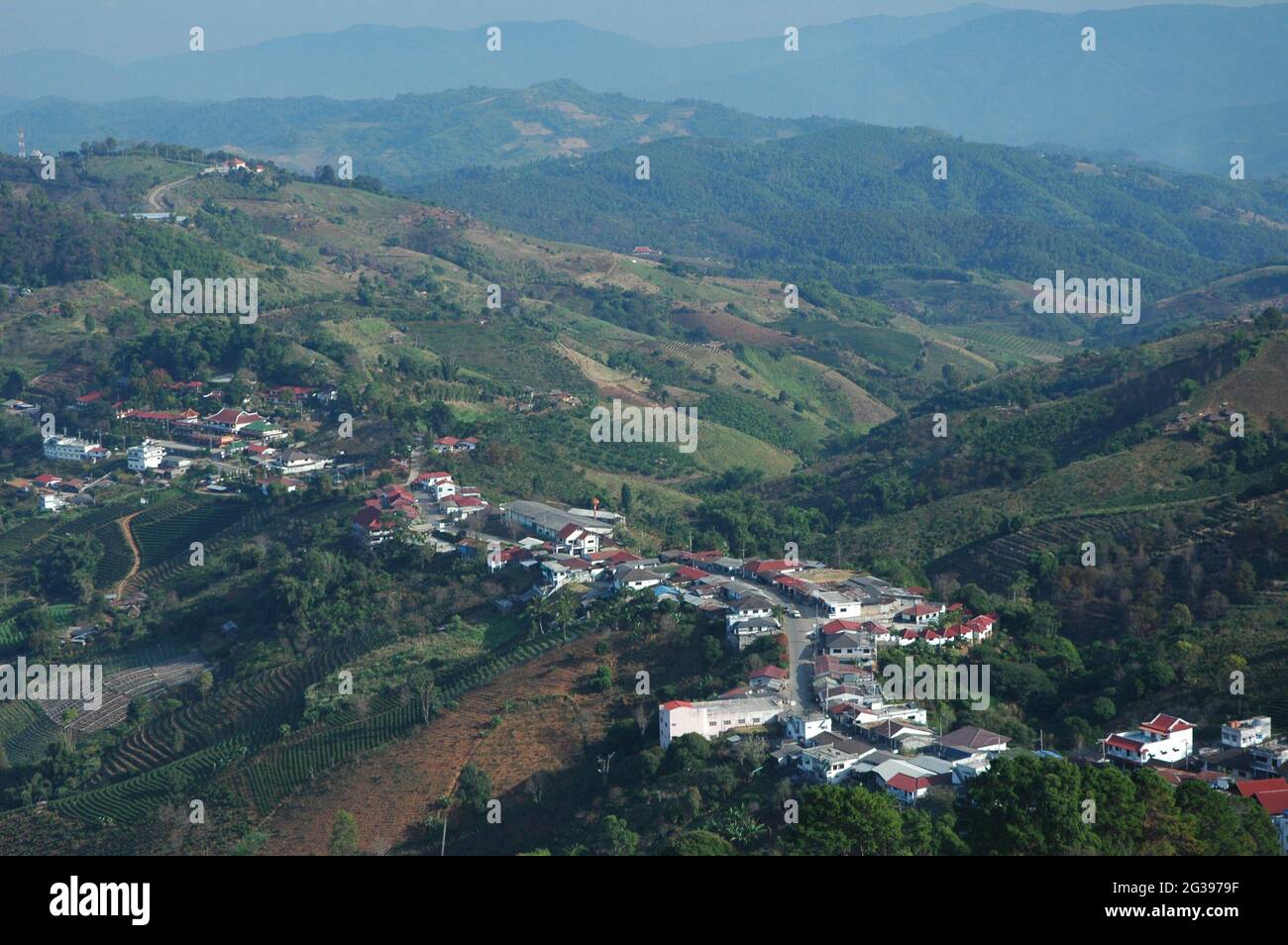Tausende von Häusern und Geschäften säumen beide Seiten der Straße, die die Entwicklung von Mae Salong gebracht hat. Dieses Gebiet war einst das Hauptquartier von General Duan Xiwen der Kuomintang-Streitkräfte, die sich in der Ruhe dieses Landes inmitten der Berge versteckten. Heute ist Mae Salong vollständig für Touristen aus der Außenwelt geöffnet worden. Thailand. 14. Dezember 2007. Die Kuomintang oder KMT, eine gemäßigte sozialistische demokratische Partei, wurde 1912 von mehreren revolutionären Gruppen gegründet und regierte einen Großteil Chinas von 1928 bis zu ihrer Niederlage durch die Kommunistische Partei Chinas im Jahr 1949. Die Streitkräfte der Kuomintang mussten fliehen Stockfoto
