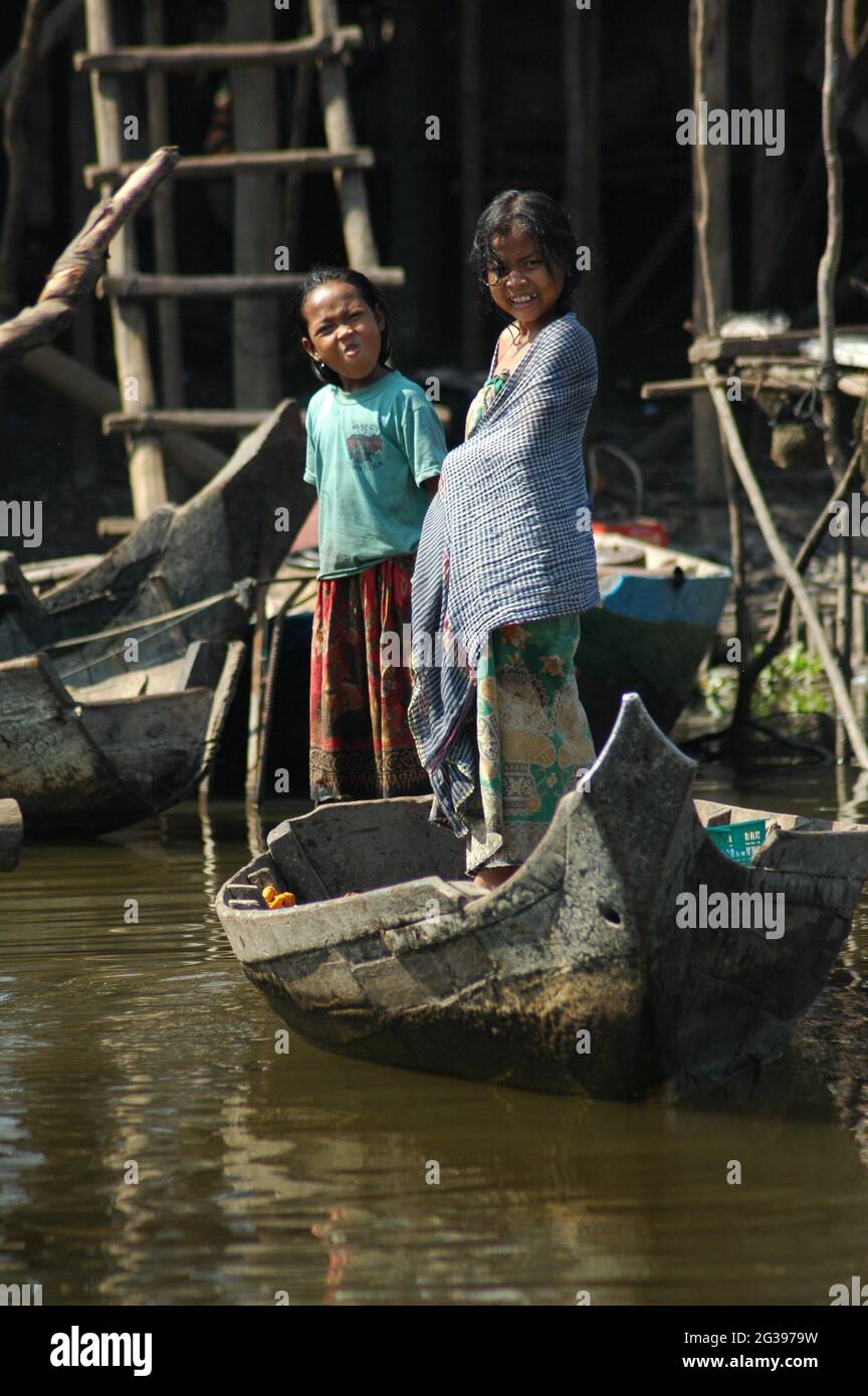 Kinder im schwimmenden Dorf, im überfluteten Wald von Kompong Phhluk, in Siem Reap, Kambodscha. 27. Dezember 2006. Stockfoto