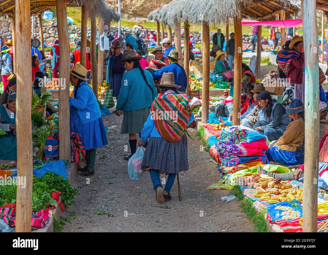 Ältere indigene Quechua-Frau auf dem lokalen Markt, Chinchero, Cusco, Peru. Stockfoto