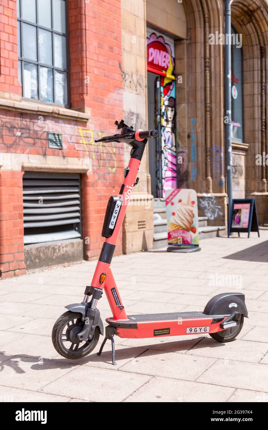 VOI E-Scooter, geparkt auf einem Bürgersteig, Birmingham, UK 2021 Stockfoto