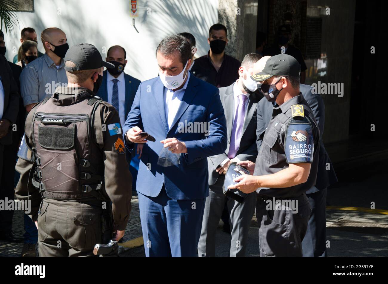 Rio De Janeiro, Brasilien. Juni 2021. Die Militärpolizei des Staates Rio de Janeiro startete am Montag Morgen (14) das Projekt Bairro Seguro. Ein Polizeiprogramm in der Nähe nach dem Vorbild der UPP (Pacifying Police Unit) und auch von Segurança Presente. Das BAIRRO SEGURO-Programm wird in 25 Gebieten der Metropolregion Rio durchgeführt. Kredit: Wallace Silva/FotoArena/Alamy Live Nachrichten Stockfoto