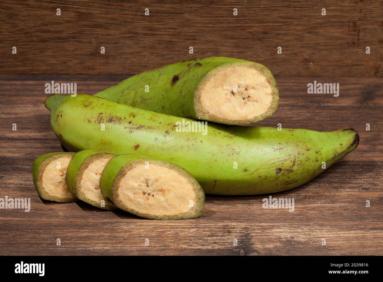 Musa paradisiaca - Grüne Banane EIN natürliches Superfood Stockfoto